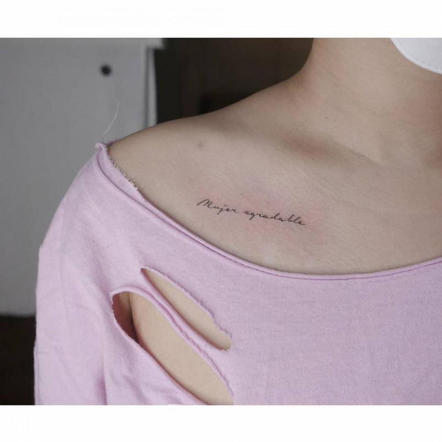 Mujer agradable" lettering tattoo on collarbone