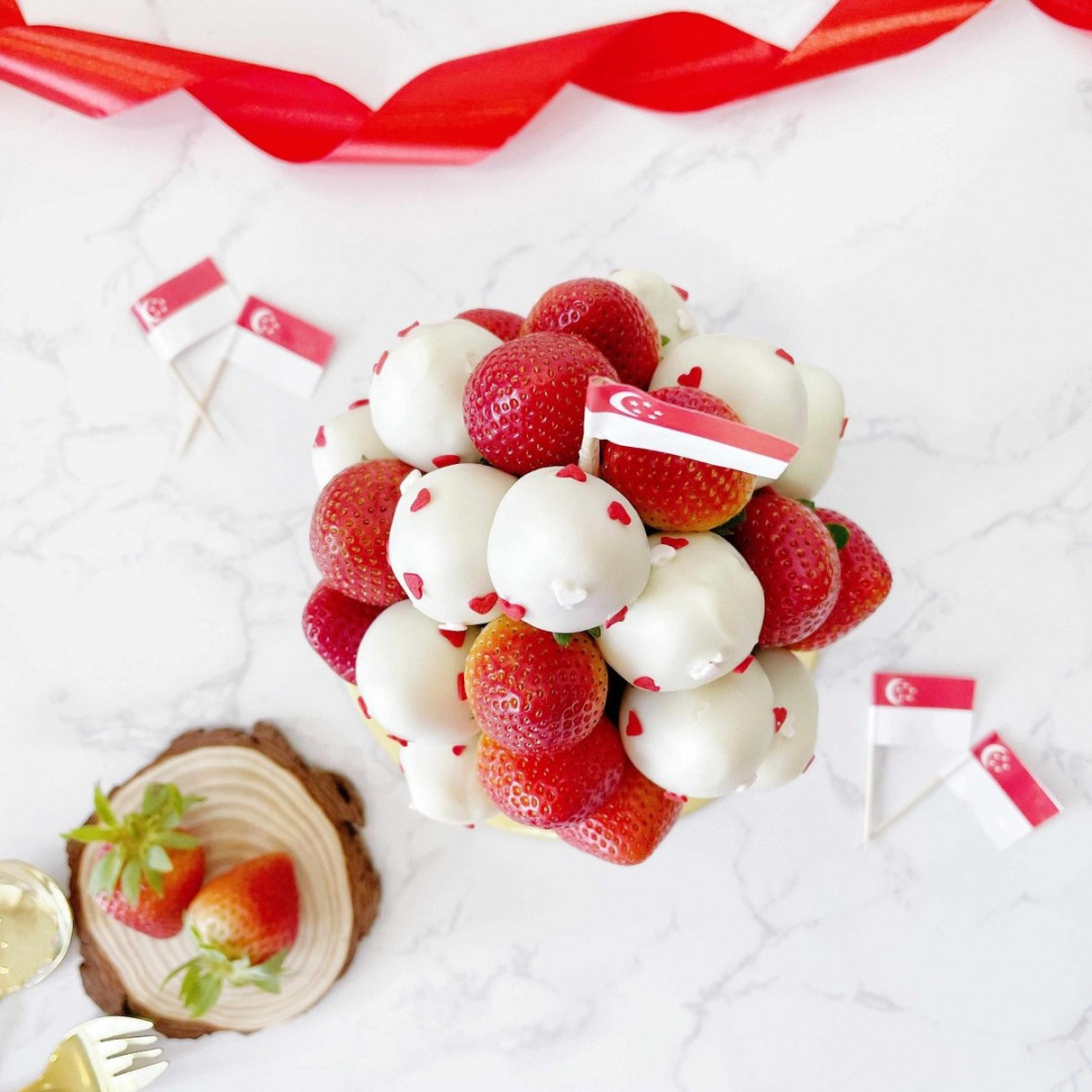 Red & White  Singapore National Day Theme Fruit Hamper Dessert  Fresh  Fruit Arrangement Pot with Chocolate Coated Strawberries